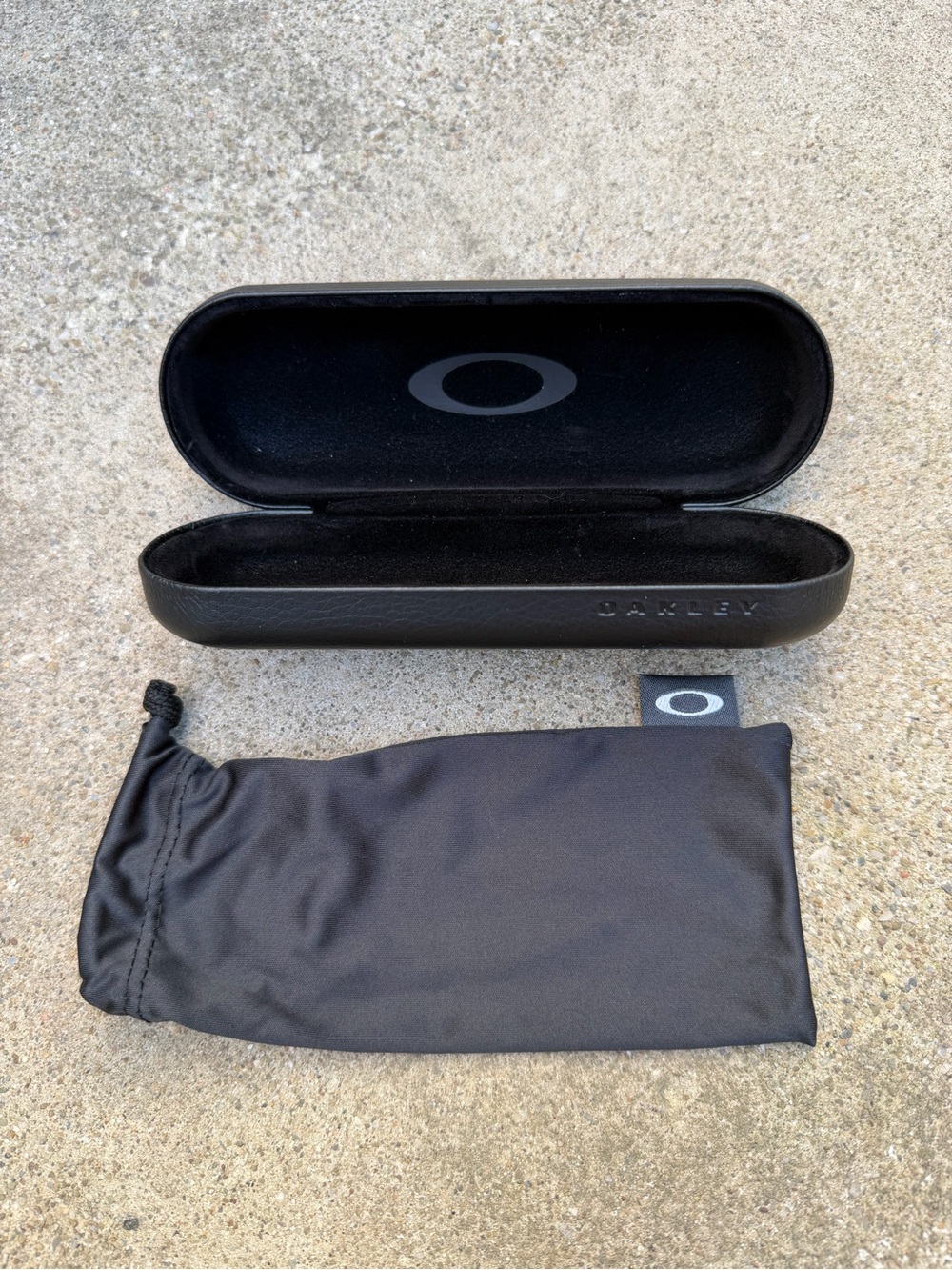 Authentic Oakley Black Hard Clamshell Eyeglasses Case with Microfiber Pouch
